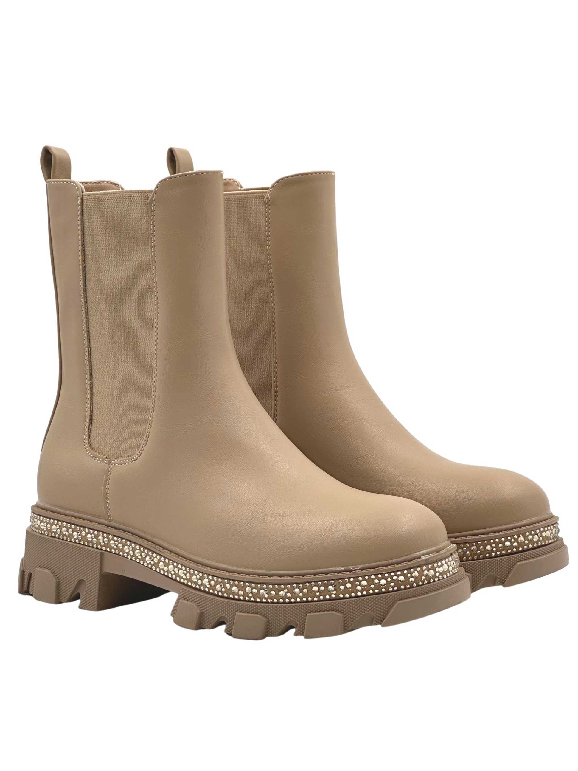 Laila - Coola stövlar utsmyckade med svarta lister